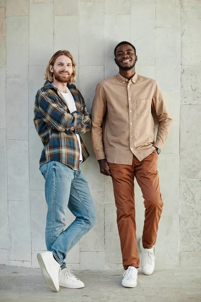 Twee moderne jonge mannen Minimaal — Stockfoto