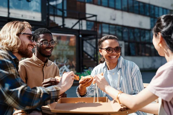 Amigos comiendo pizza al aire libre — Foto de Stock