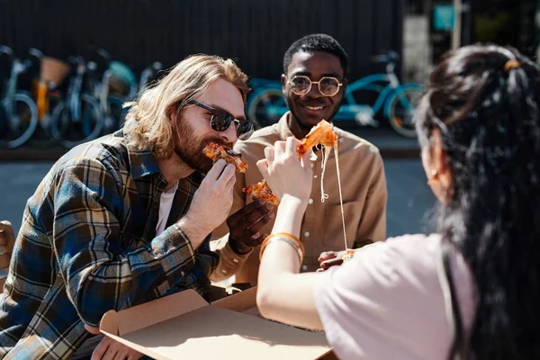 밖에서 피자를 먹는 청소년들 — 스톡 사진