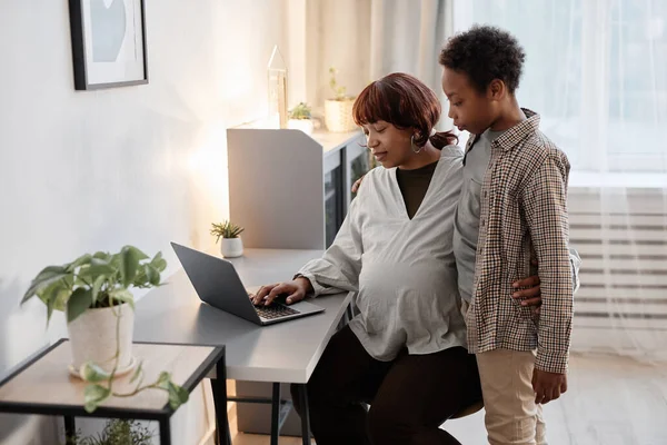 Afroamerikanische Familie zu Hause — Stockfoto