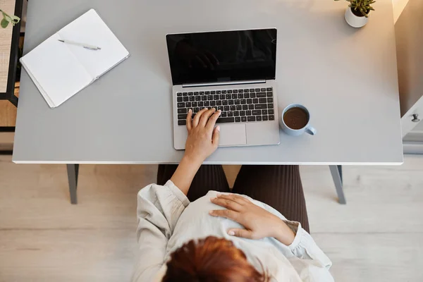 Kobieta w ciąży pracuje z Home Top View — Zdjęcie stockowe