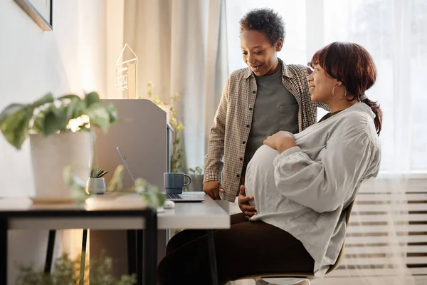 Moeder Werken vanuit Home Side View — Stockfoto