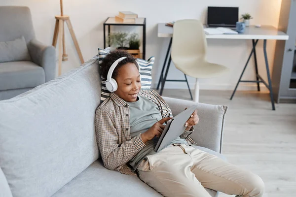 Adolescente menino usando gadgets em casa — Fotografia de Stock