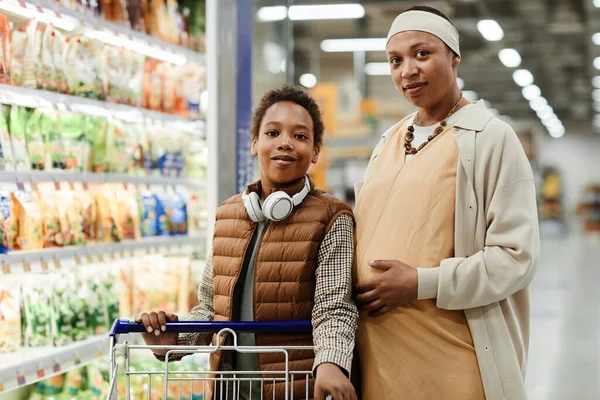 Mãe Compras com Filho — Fotografia de Stock