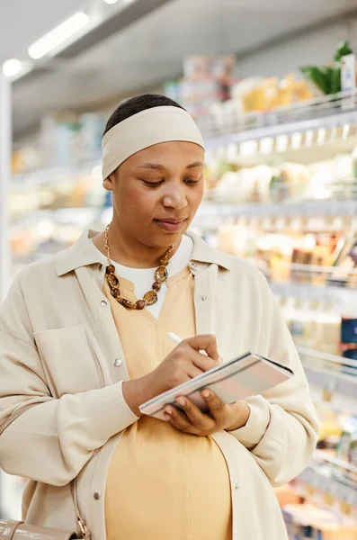 Mujer afroamericana en el supermercado —  Fotos de Stock