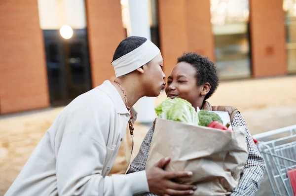 Tonårspojken hjälper mamma med mat — Stockfoto