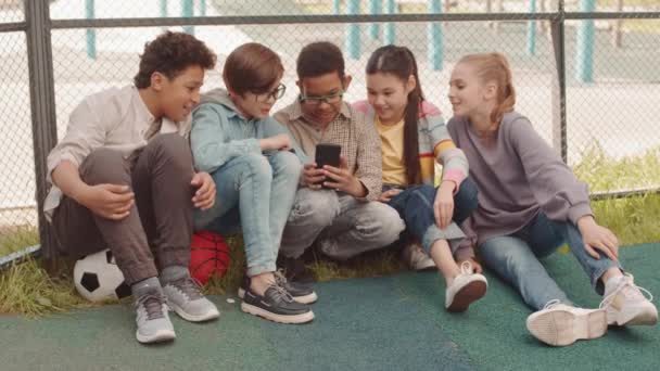 Slowmo Tiro Grupo Amigos Escola Multiétnica Jogando Jogos Smartphone Sentado — Vídeo de Stock