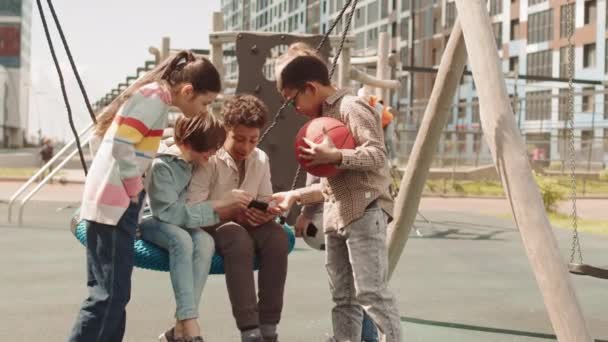 Slowmo Tiro Pré Adolescente Feliz Crianças Multiétnicas Jogando Smartphone Enquanto — Vídeo de Stock