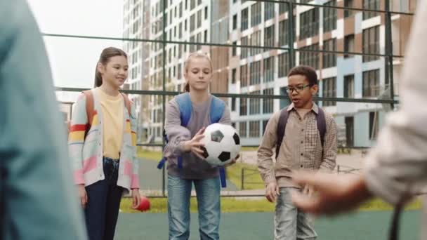 Slowmo Tiro Grupo Crianças Escola Multiétnica Jogando Jogo Bola Engraçado — Vídeo de Stock