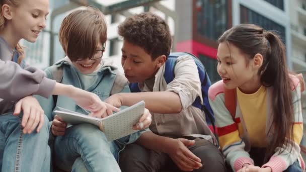 Okul Bahçesinde Kitap Okurken Gülen Neşeli Çoklu Etnik Gruptan Oluşan — Stok video