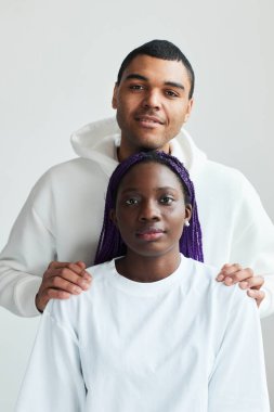 Beyaz Giyen Gülümseyen Genç Çift