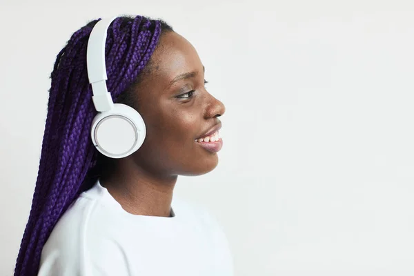 Moderne jonge vrouw die naar muziek luistert — Stockfoto