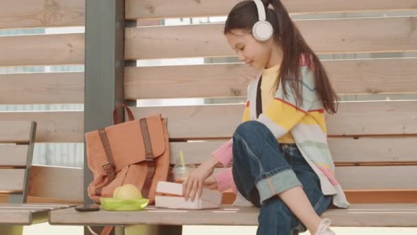 Lento Disparo Linda Colegiala Asiática Ropa Casualwear Auriculares Disfrutando Música — Vídeos de Stock