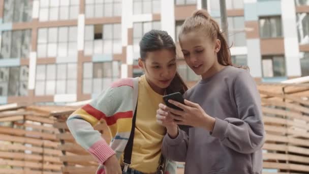 Tiro Médio Duas Namoradas Escola Tirando Retrato Selfie Smartphone Enquanto — Vídeo de Stock