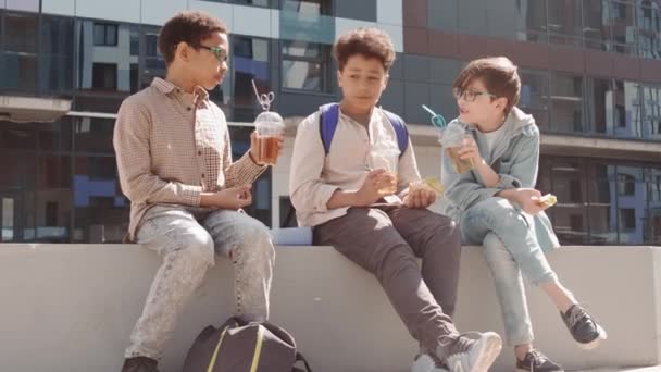 Slowmo Tiro Três Pré Adolescentes Multiétnicos Conversando Enquanto Almoça Com — Vídeo de Stock