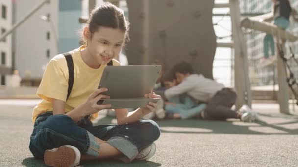 Cute Asian Girl Gra Gry Tablecie Cyfrowym Placu Zabaw Letni — Wideo stockowe
