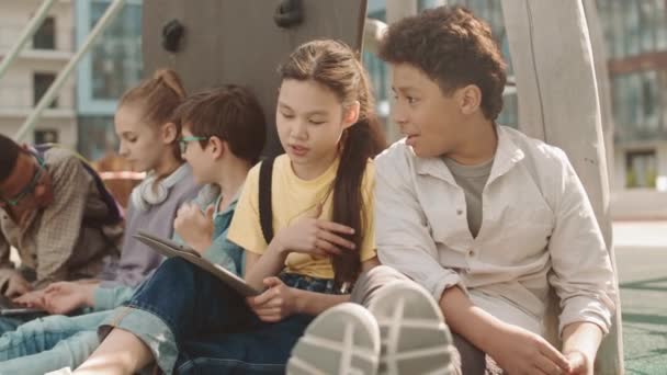 Slowmo Aufnahme Von Zwei Gruppen Multiethnischer Schulkameraden Mit Digitalem Tablet — Stockvideo