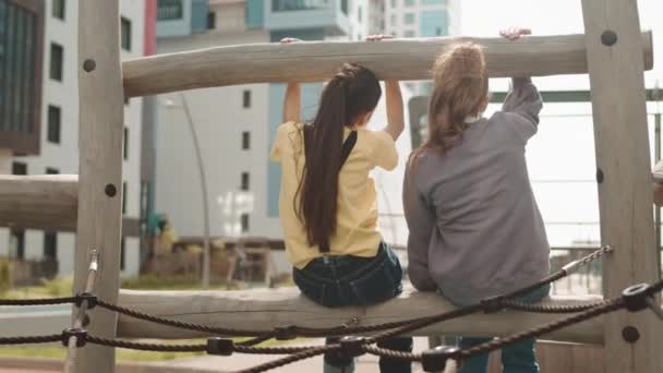 Slowmo Rückansicht Aufnahme Von Zwei Mädchen Vorschulalter Die Sommertag Zusammen — Stockvideo