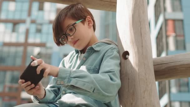 Niederwinkelaufnahme Eines Niedlichen Kaukasischen Jungen Jeansjacke Und Brille Der Einem — Stockvideo