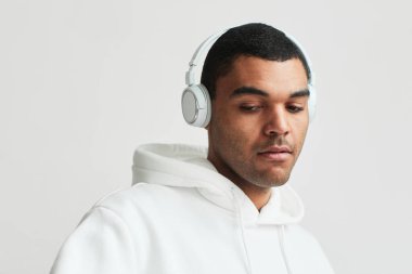 Kulaklık takan yakışıklı adam.