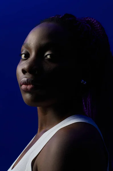 Portret van Afro-Amerikaanse vrouw op paars — Stockfoto