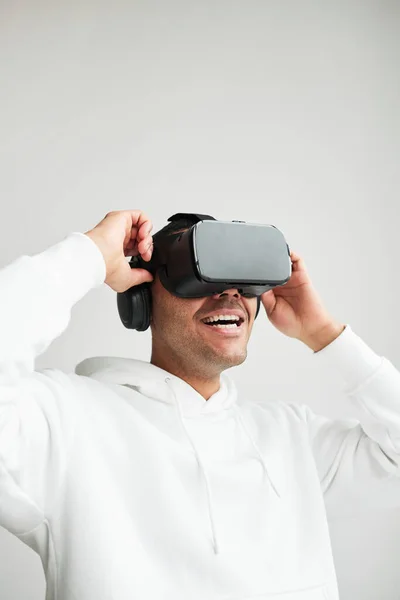 Hombre joven usando VR en blanco —  Fotos de Stock