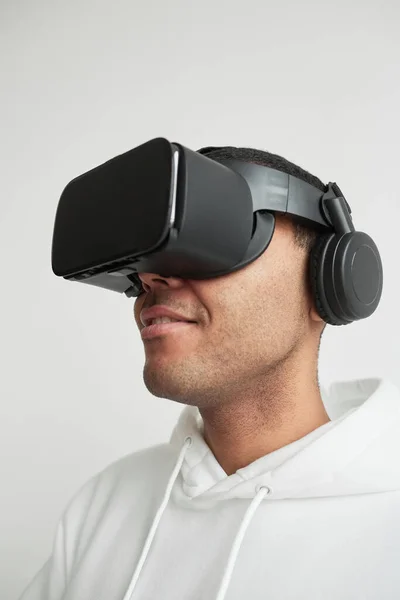 Hombre joven usando VR Minimal —  Fotos de Stock