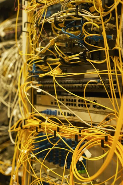 Kabel im Serverraum — Stockfoto