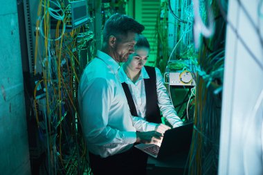 Ağ Mühendisi Bağlantı Ayarlıyor