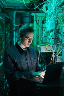 Sunucu Odasında Teknisyen Çalışıyor