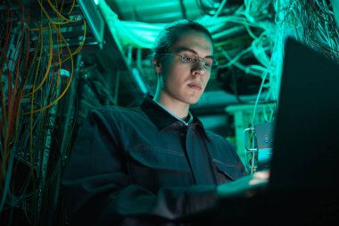 Sunucu Odasında Çalışan Genç Teknisyen