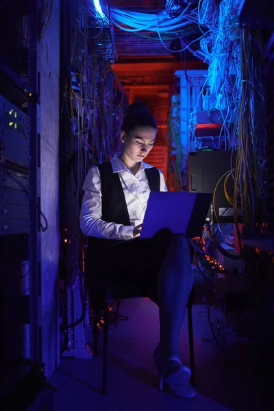 컴퓨터 네트워크를 설정하는 여성 기술자 — 스톡 사진