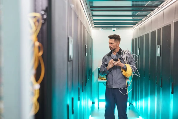 Retrato Del Ingeniero Red Barbudo Inspeccionando Sala Servidores Centro Datos — Foto de Stock