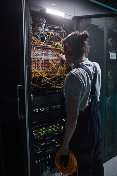 Verticale Backview Van Netwerkengineer Serverruimte Tijdens Onderhoudswerkzaamheden Datacenter — Stockfoto