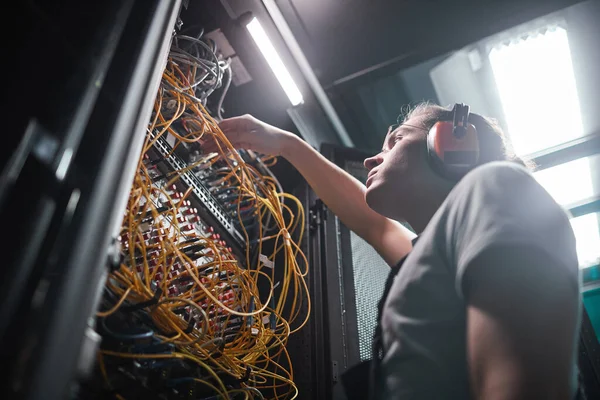 데이터 센터에서 작업을 케이블을 연결하는 네트워크 엔지니어의 — 스톡 사진