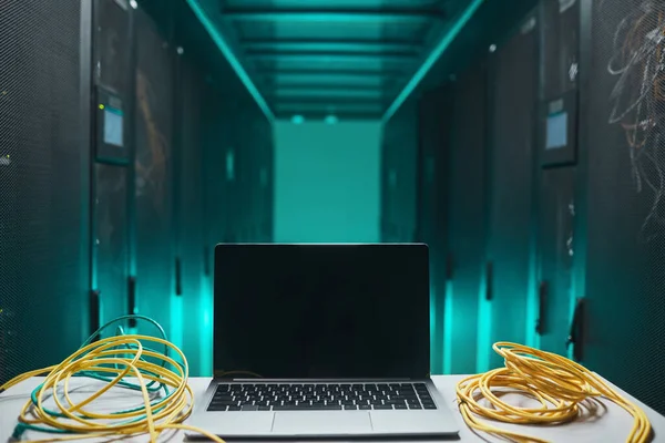 Hintergrundbild Eines Geöffneten Laptops Mit Kabeln Serverraum Netzwerkwartungskonzept Kopierraum — Stockfoto