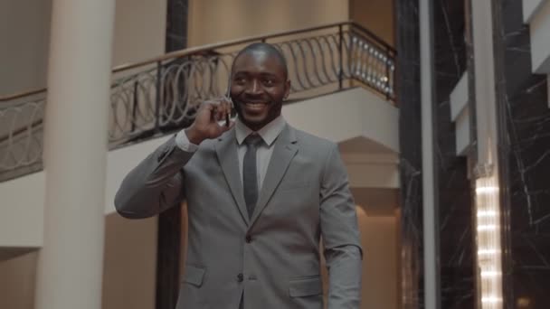 Seguimiento Cintura Joven Empresario Africano Con Traje Formal Gris Hablando — Vídeos de Stock