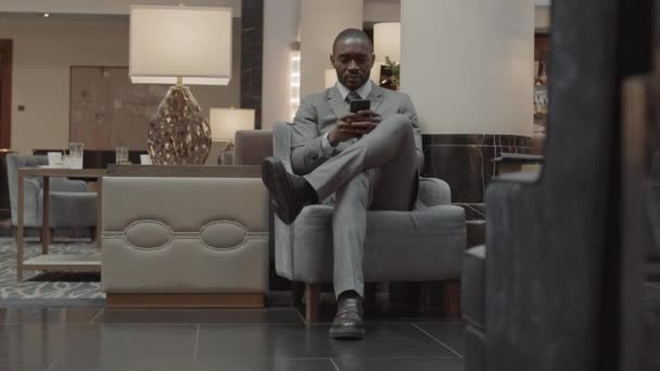 Полный Снимок Молодого Африканского Бизнесмена Сером Костюме Разговаривающего Мобильному Телефону — стоковое видео