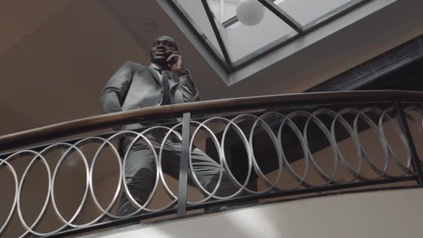 아프리카 미국인 Ceo 양복을 계단에서 전화로 이야기 — 비디오