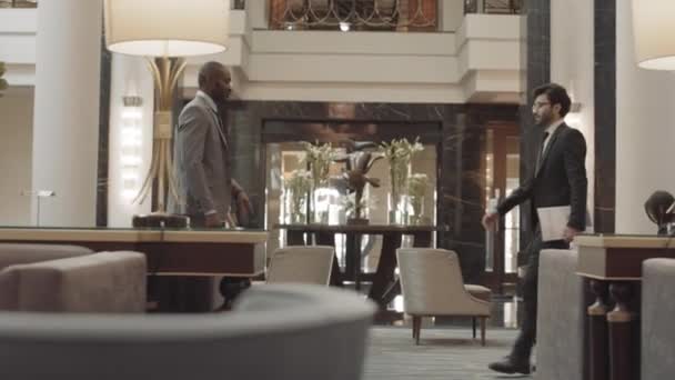 Слідкуючий Постріл Африканського Чоловічого Підприємця Йде Через Зал Розкішному Готелі — стокове відео