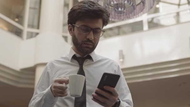 Låg Vinkel Båge Smart Kontorsarbetare Bär Glasögon Vit Skjorta Och — Stockvideo