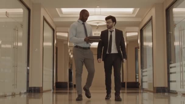 Seguimiento Completo Dos Compañeros Trabajo Masculinos Que Usan Ropa Formal — Vídeos de Stock