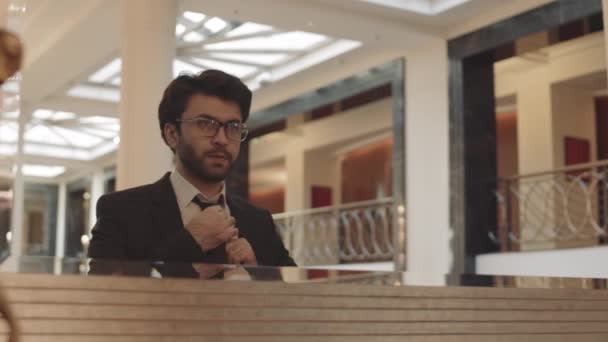 Sötét Hajú Üzletember Tükörbe Néz Kiegyenesíti Nyakkendőjét Gallérját Megnyugtatja Magát — Stock videók