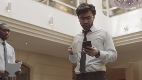 Medio Ángulo Bajo Del Trabajador Oficina Inteligente Con Gafas Camisa — Vídeos de Stock