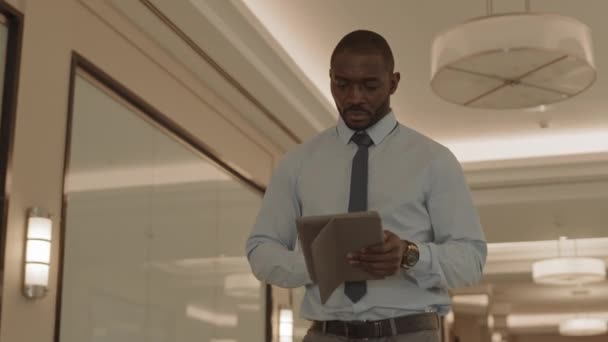 Låg Vinkel Medium Spårning Unga Afrikanska Manliga Manager Bär Vit — Stockvideo