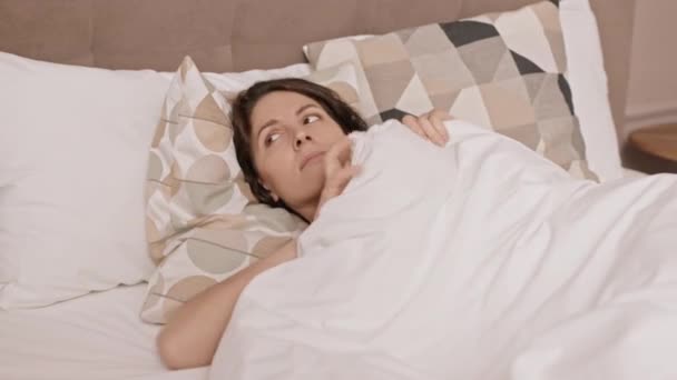 Средний Крупный План Молодой Белой Женщины Лежащей Постели Просыпающейся Утром — стоковое видео