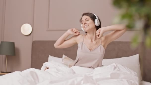 Waist Cheerful Caucasian Woman Wearing Ear Headphones Listening Music Enjoying — 图库视频影像