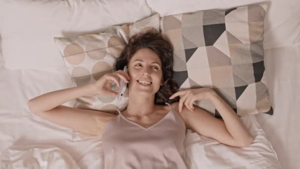 Ovanifrån Glada Kaukasiska Kvinna Liggande Sängen Talar Mobiltelefon Ler — Stockvideo