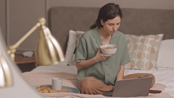 Komplette Aufnahme Einer Dunkelhaarigen Kaukasischen Frau Pyjama Die Mit Einem — Stockvideo