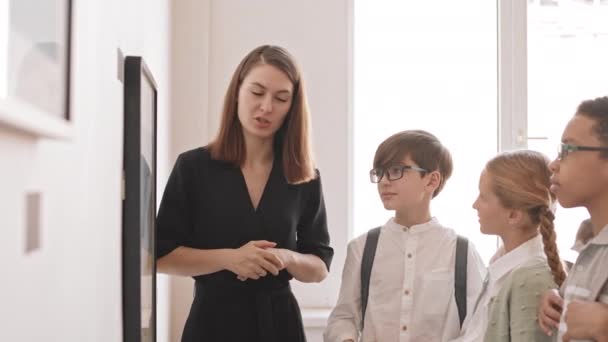 Medium Tracking Right Young Caucasian Woman Wearing Black Outfit Talking — Stock Video